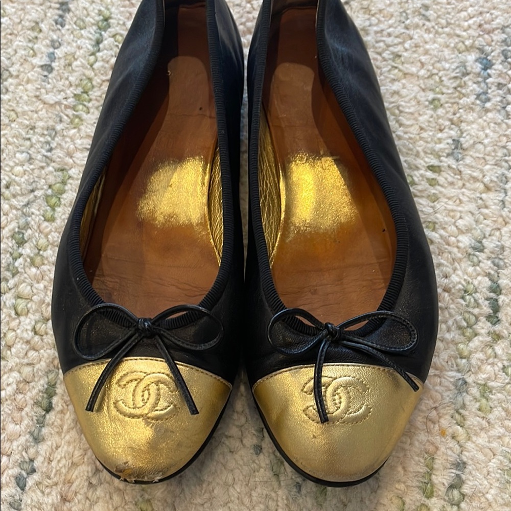 CHANEL CC Logo Calfskin Metallic Cap Toe Ballerina Flats Gold/Black